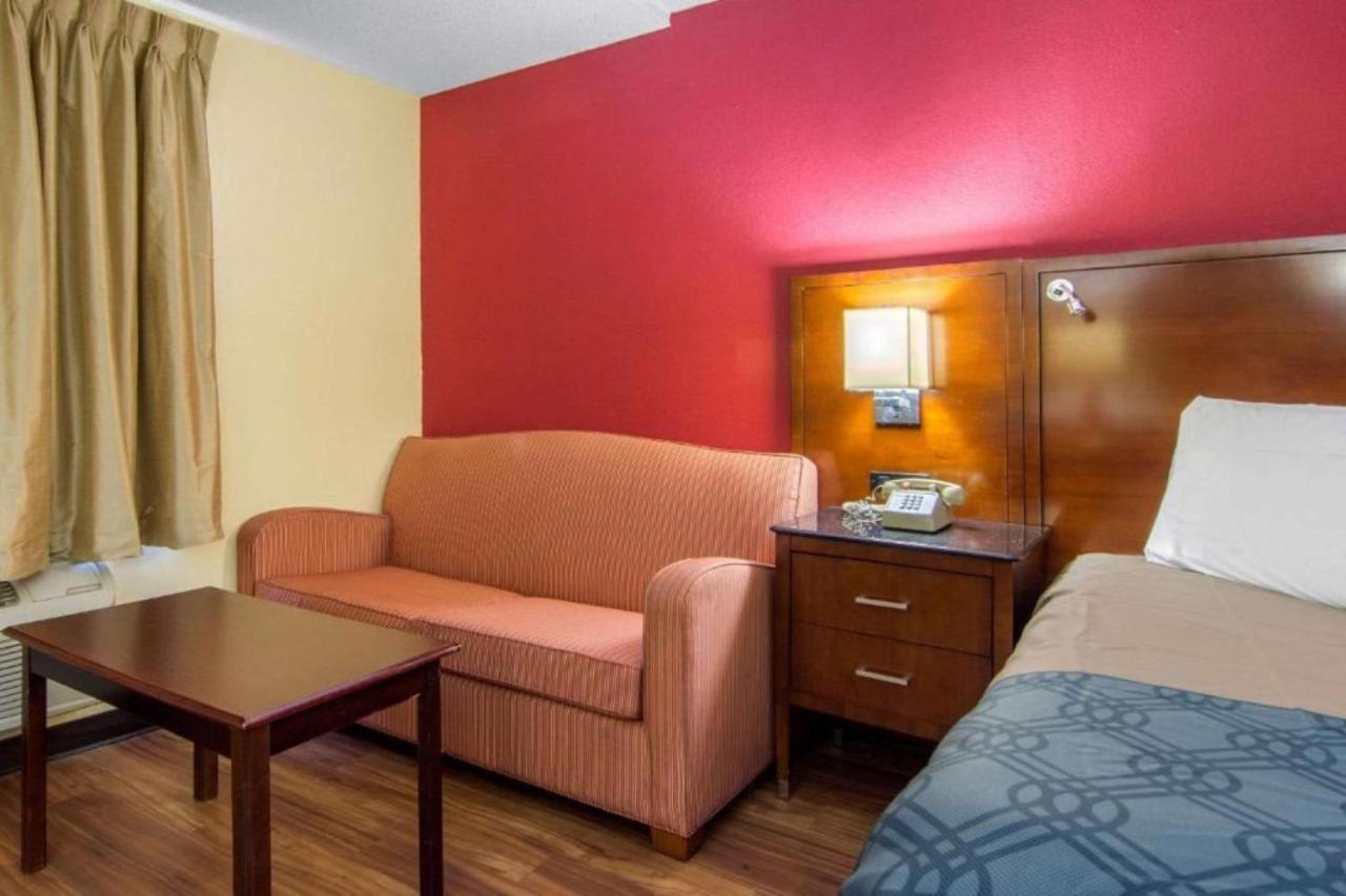 Travelodge By Wyndham Forsyth Extérieur photo