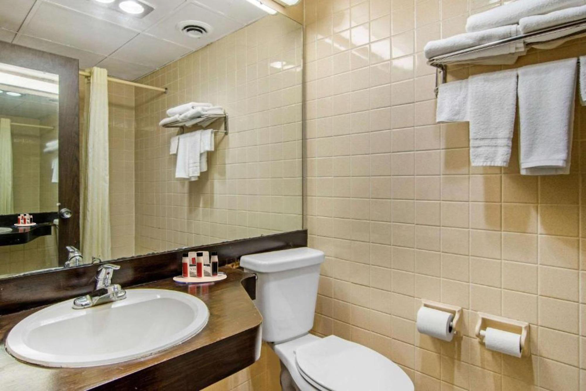 Travelodge By Wyndham Forsyth Extérieur photo
