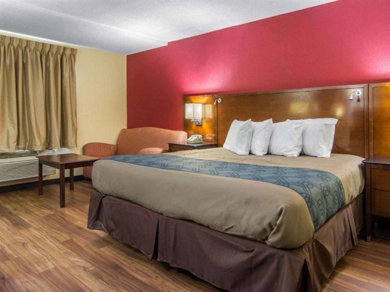 Travelodge By Wyndham Forsyth Extérieur photo