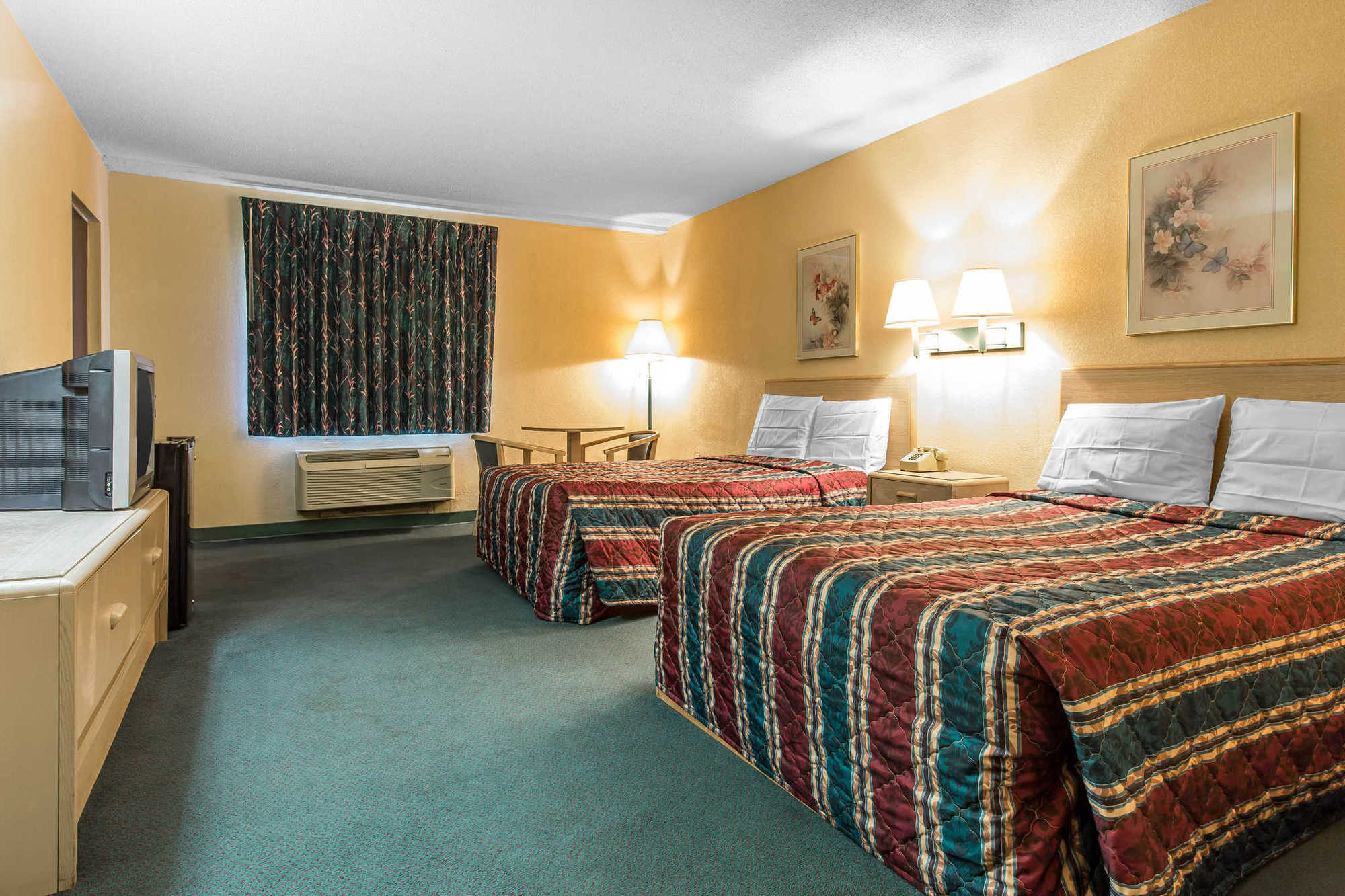 Travelodge By Wyndham Forsyth Chambre photo