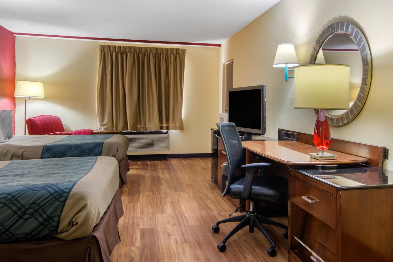 Travelodge By Wyndham Forsyth Extérieur photo