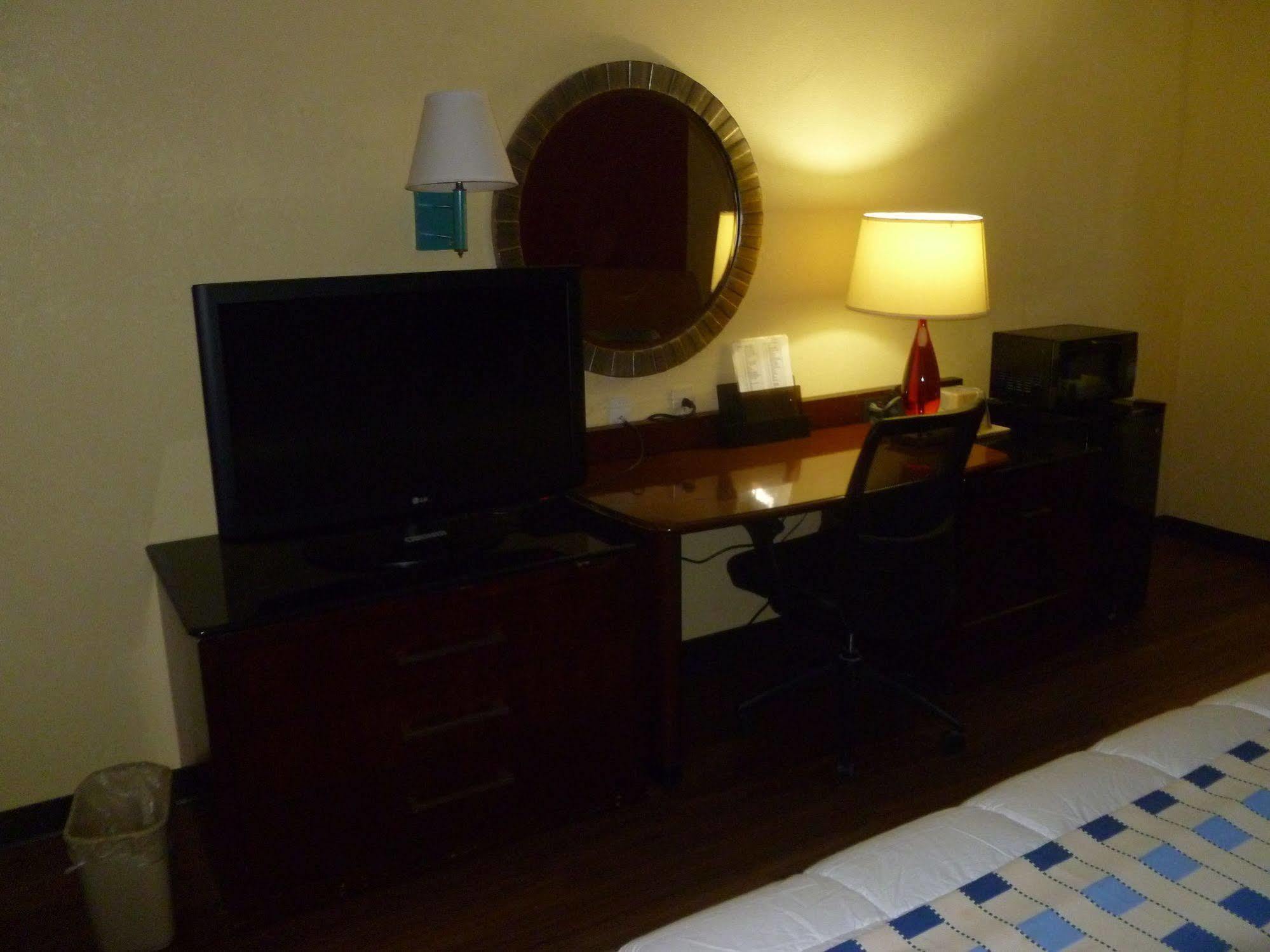 Travelodge By Wyndham Forsyth Extérieur photo