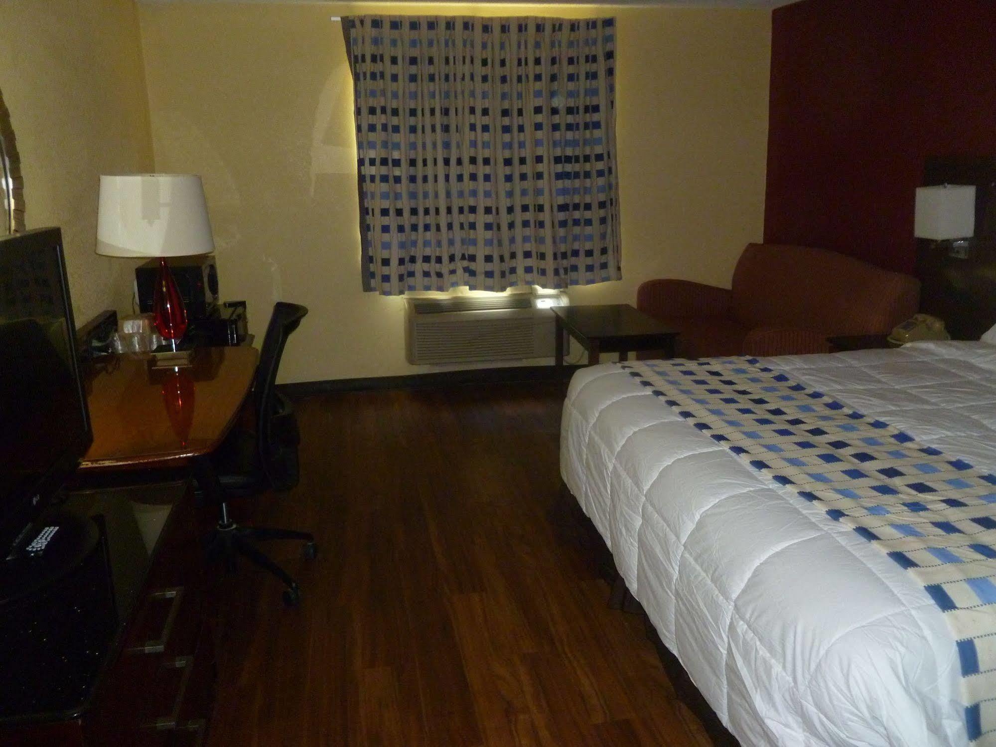 Travelodge By Wyndham Forsyth Extérieur photo