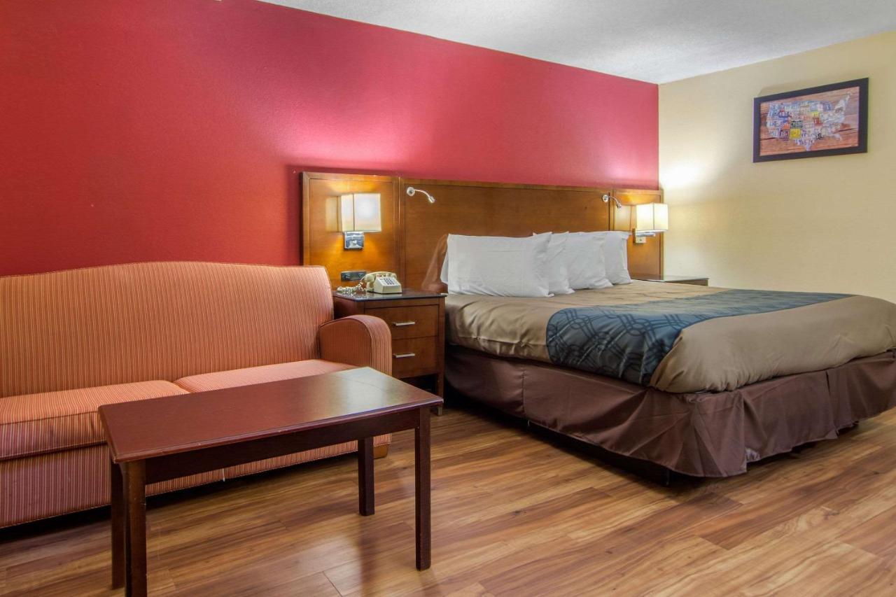 Travelodge By Wyndham Forsyth Extérieur photo
