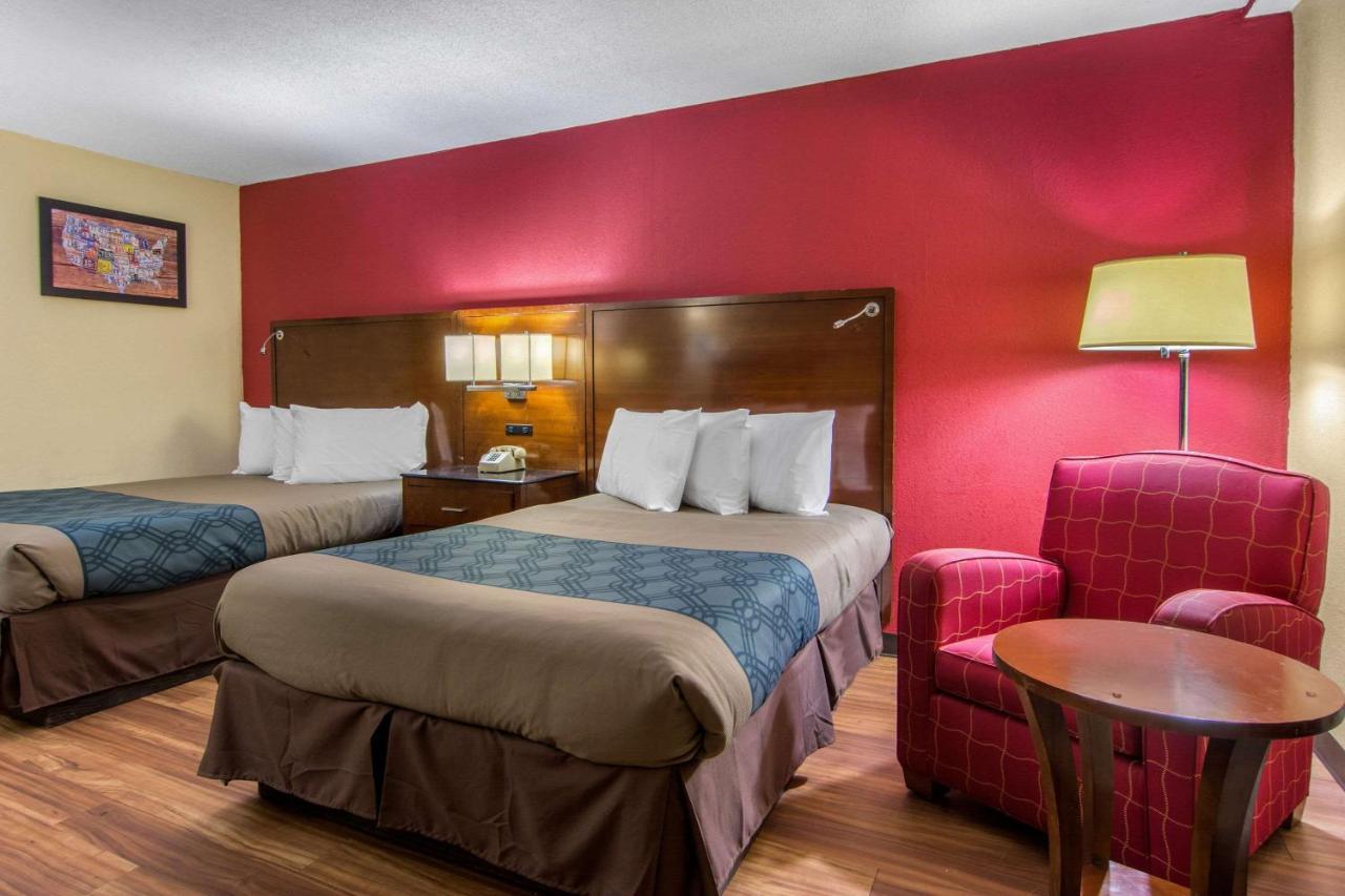 Travelodge By Wyndham Forsyth Extérieur photo
