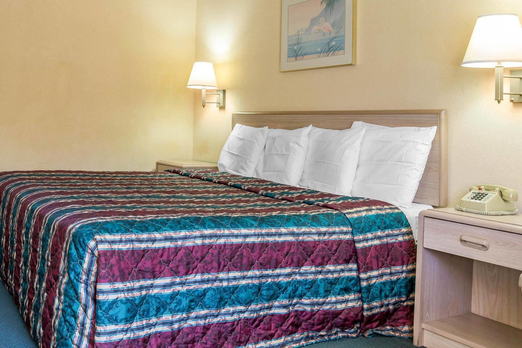 Travelodge By Wyndham Forsyth Extérieur photo