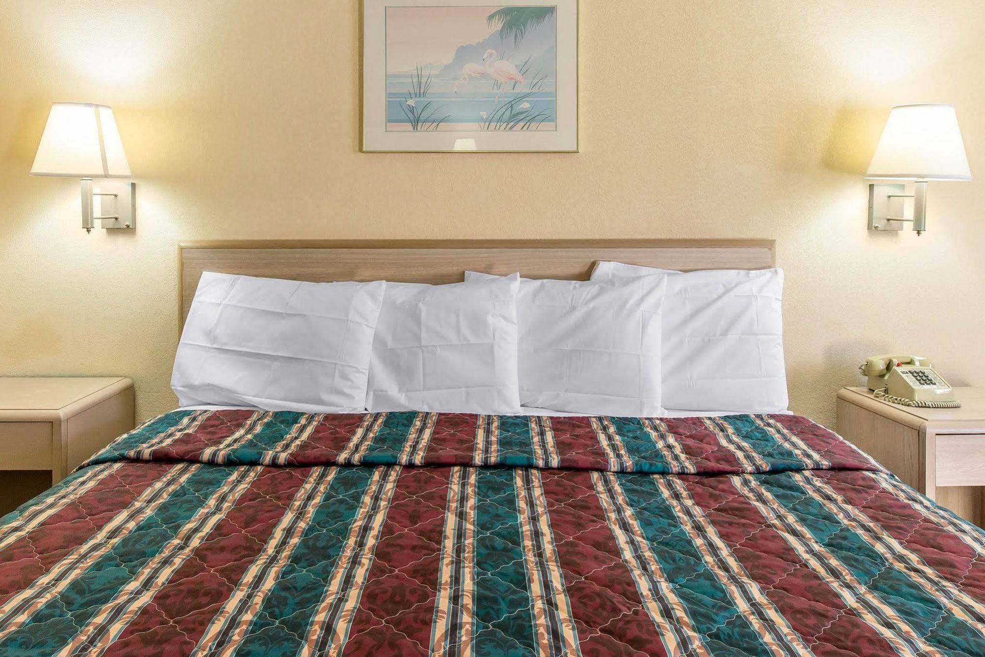 Travelodge By Wyndham Forsyth Extérieur photo