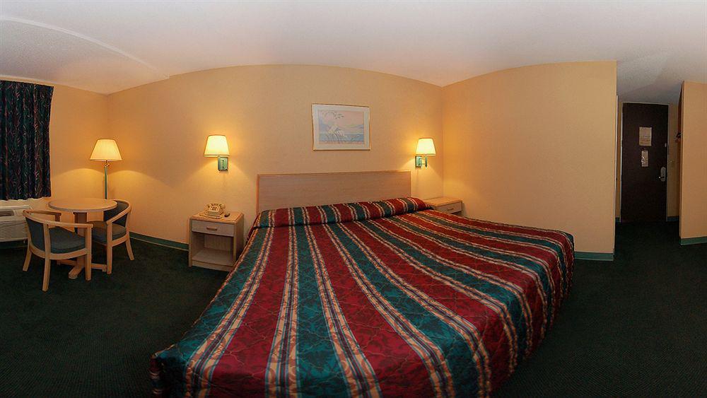 Travelodge By Wyndham Forsyth Extérieur photo
